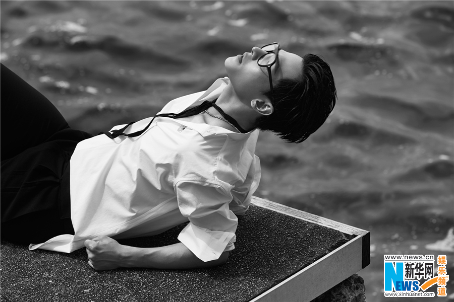 楊洋再登時尚雜志封面 濕發演繹翩翩少年