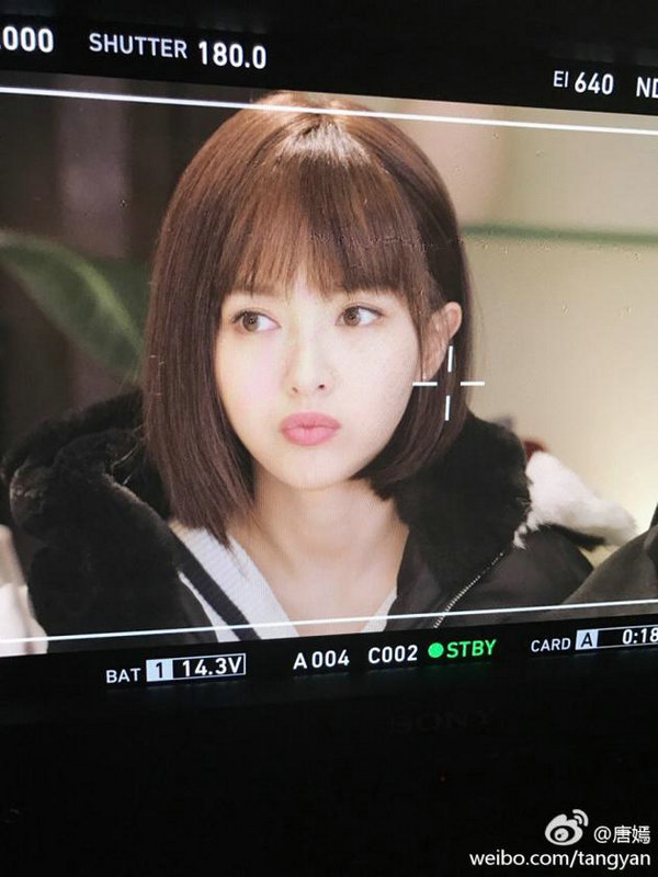 畢業(yè)季脫掉校服 學(xué)唐嫣劉詩詩換個減齡短發(fā)依舊元?dú)鉂M滿