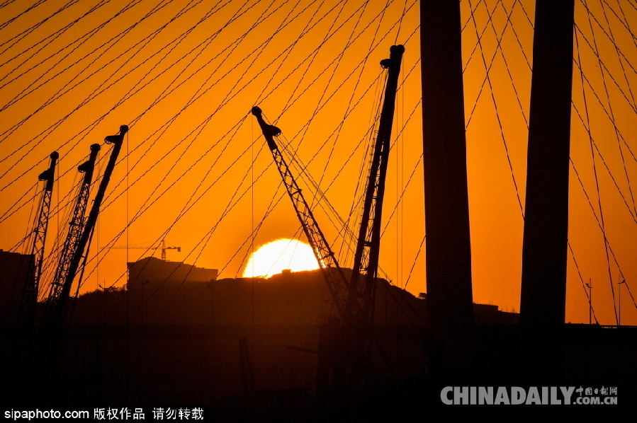 俄羅斯金角灣日出 金黃色陽(yáng)光灑滿(mǎn)大地