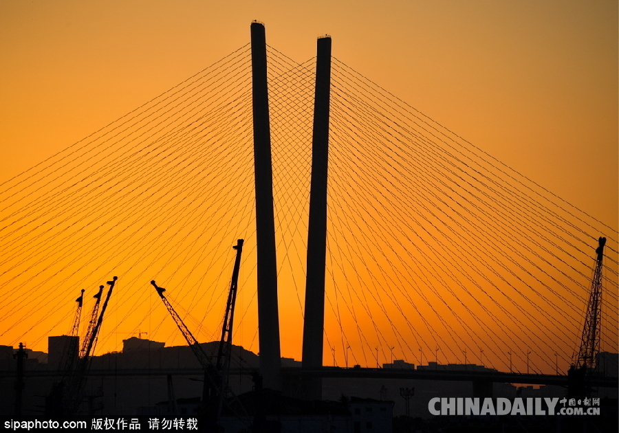 俄羅斯金角灣日出 金黃色陽光灑滿大地