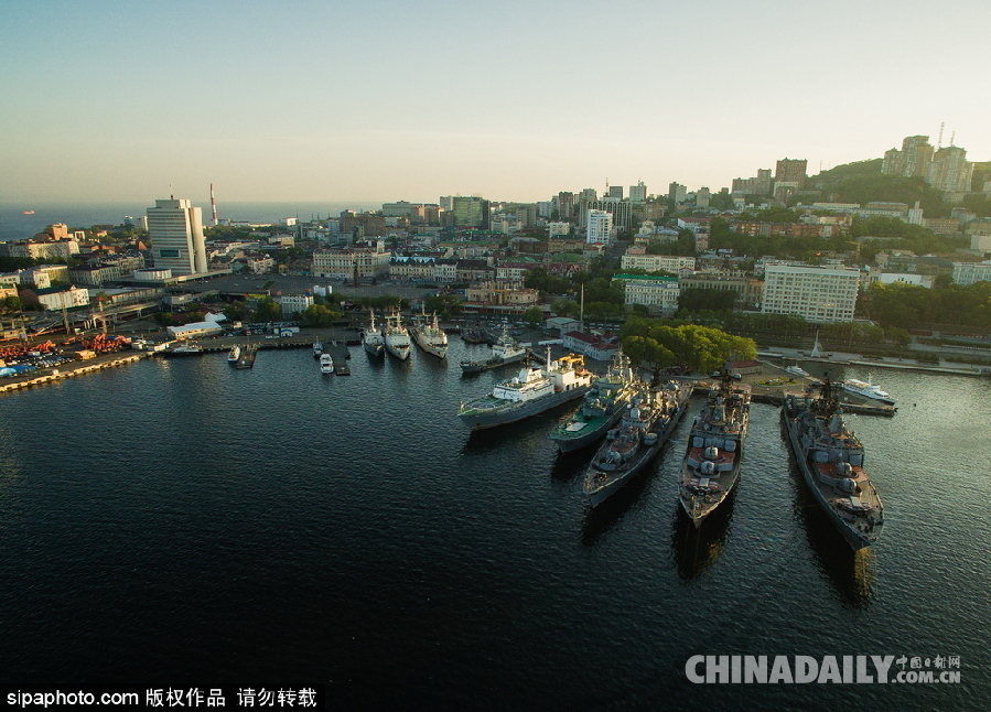 俄羅斯金角灣日出 金黃色陽光灑滿大地