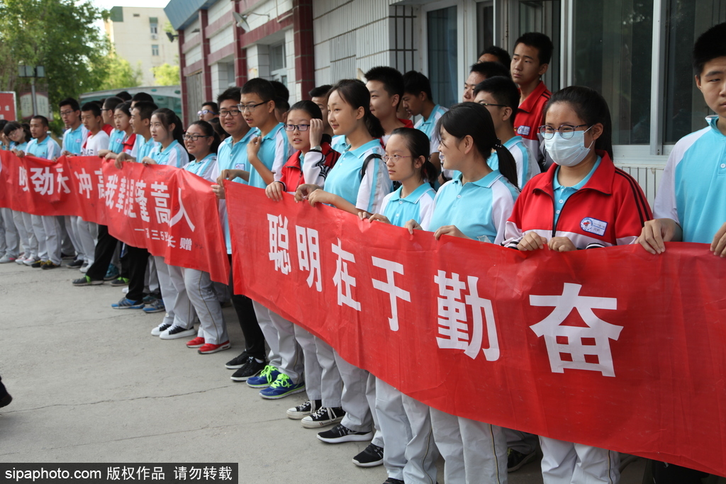 新疆哈密：高考第一日 低年級學生家長送考沿路壯行