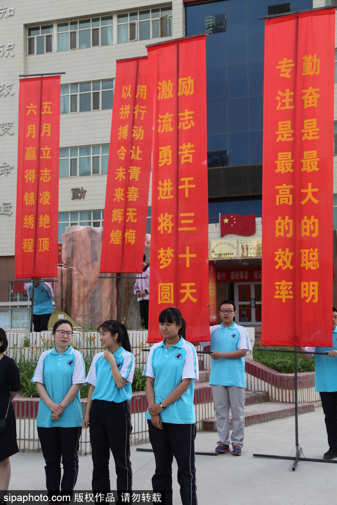 新疆哈密：高考第一日 低年級學生家長送考沿路壯行