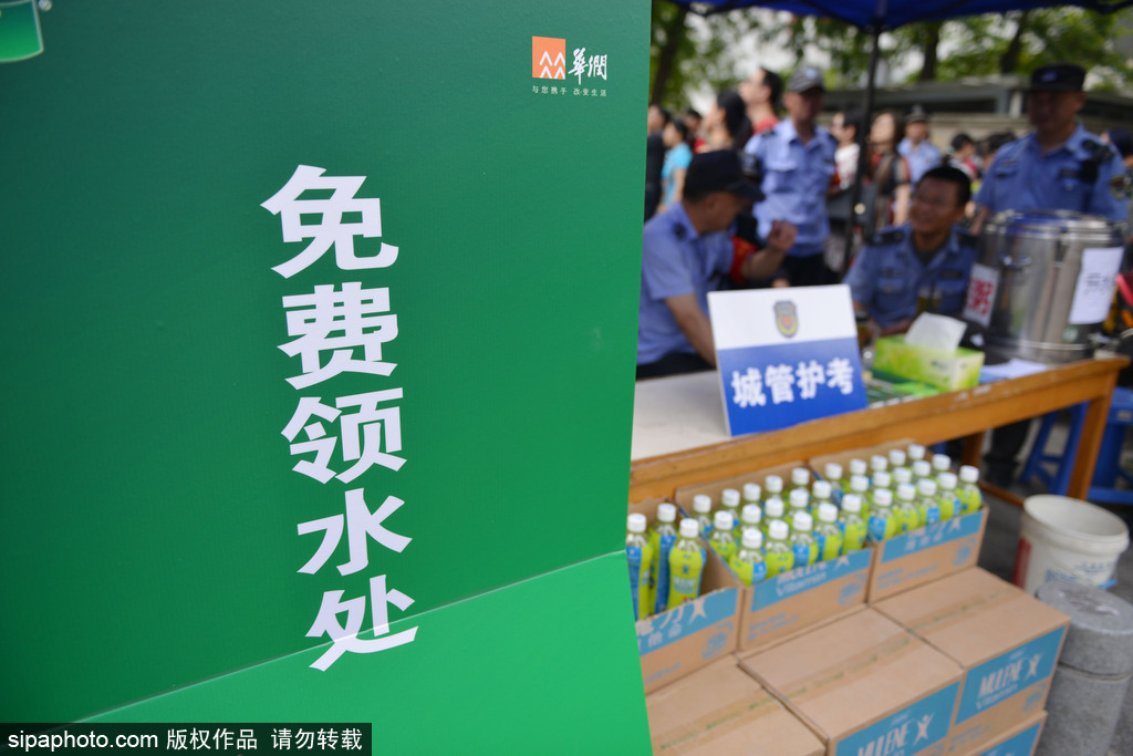 2017高考大幕開啟 南京一中考點(diǎn)門口百態(tài)盡顯