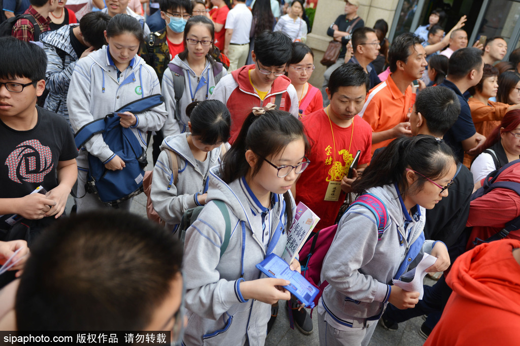 2017高考大幕開啟 南京一中考點門口百態盡顯