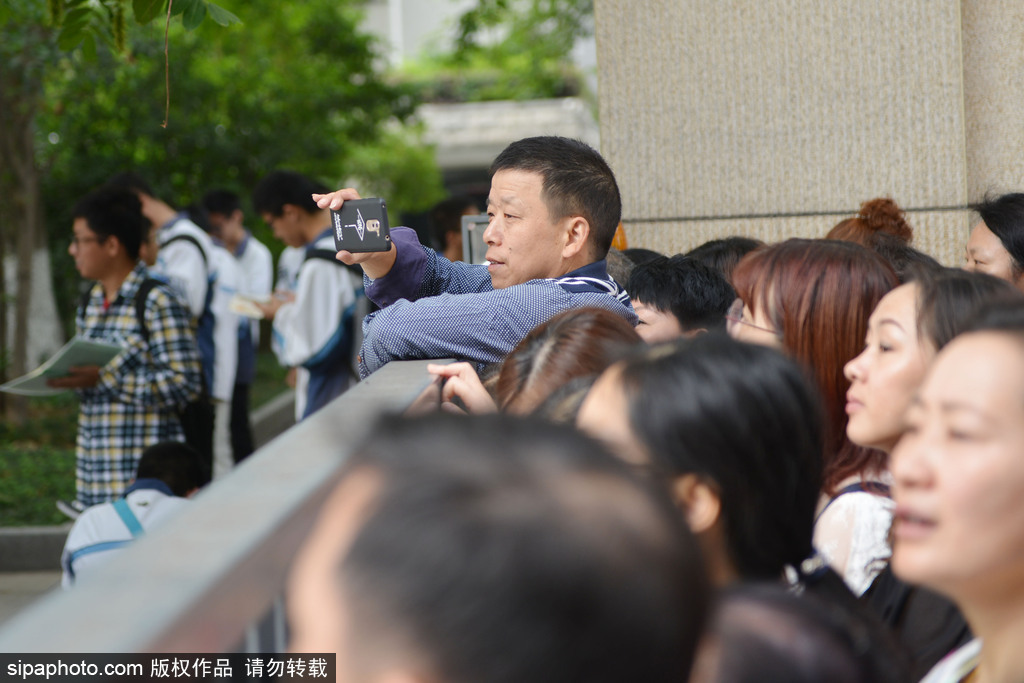 2017高考大幕開啟 南京一中考點門口百態盡顯