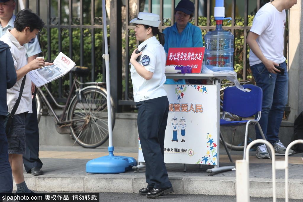 高考第一天 實拍北京考點外準備考試的學生