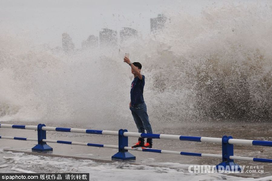 青島大潮掀10余米高巨浪 游客冒險(xiǎn)拍照