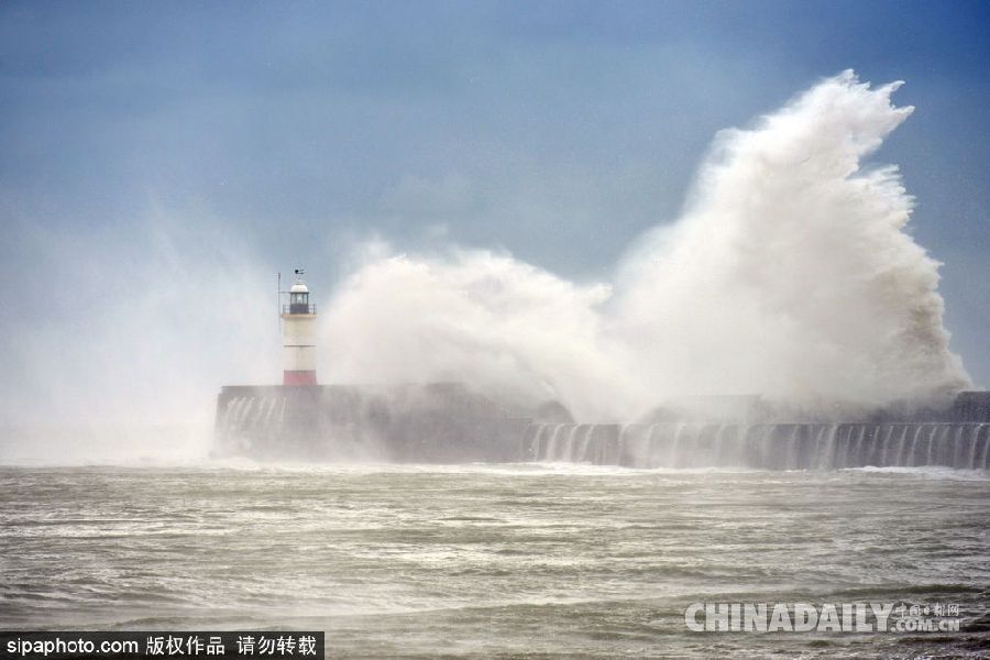 英國薩塞克斯海邊驚濤拍岸 雄宏壯觀