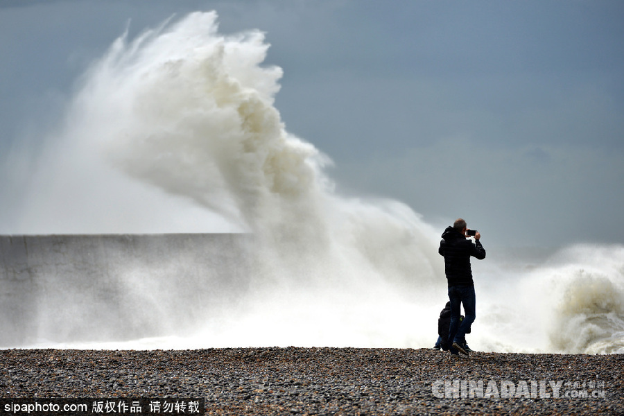 英國薩塞克斯海邊驚濤拍岸 雄宏壯觀