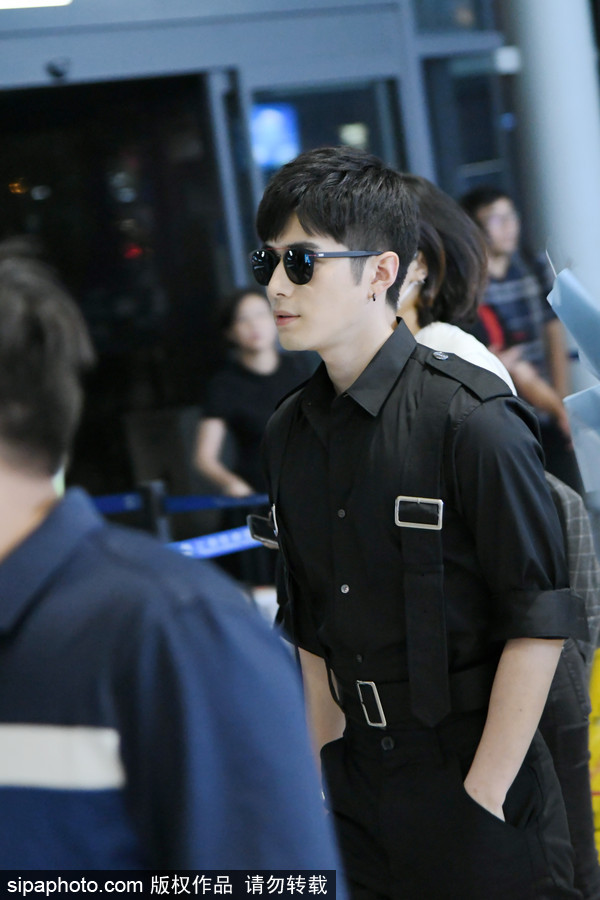 陳學冬黑衣墨鏡現身機場 遭眾迷妹圍堵跟拍