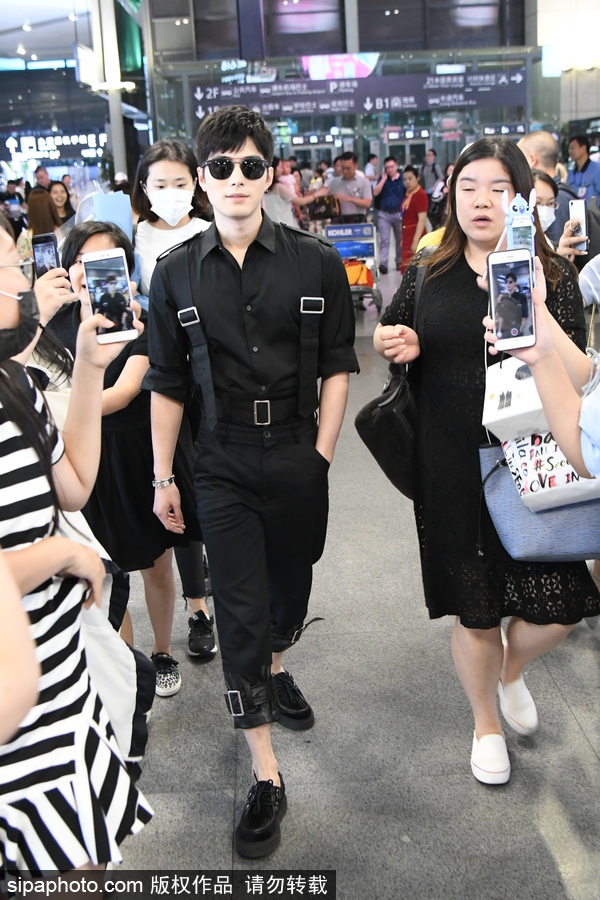 陳學(xué)冬黑衣墨鏡現(xiàn)身機(jī)場(chǎng) 遭眾迷妹圍堵跟拍