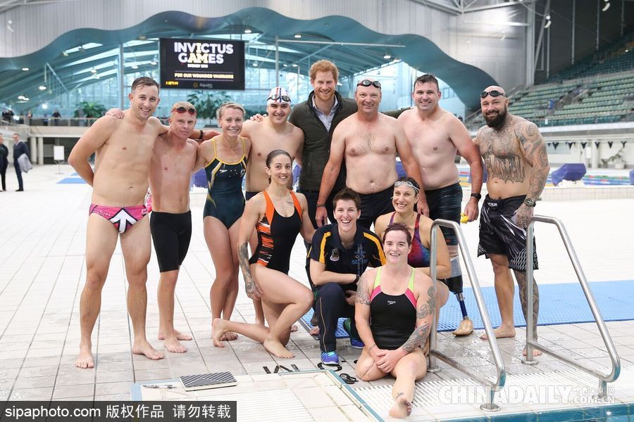 哈里王子到訪悉尼奧森公園 與游泳運(yùn)動員親切握手