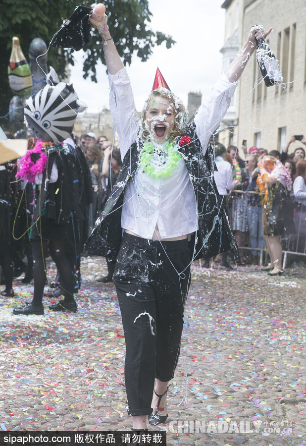 牛津大學也瘋狂 學生考試結束別樣慶祝方式