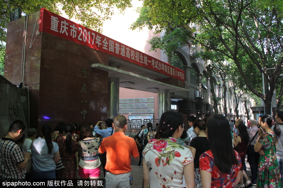 重慶家長穿旗袍助陣高考 寓意“旗開得勝”