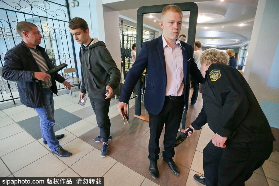 俄羅斯高考物理科目開考 探訪考試現場