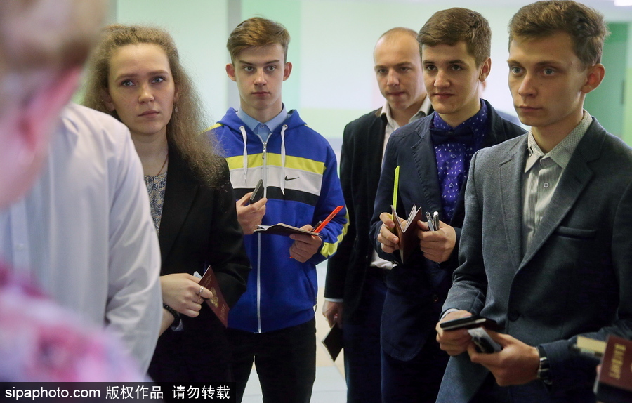 俄羅斯高考物理科目開(kāi)考 探訪考試現(xiàn)場(chǎng)