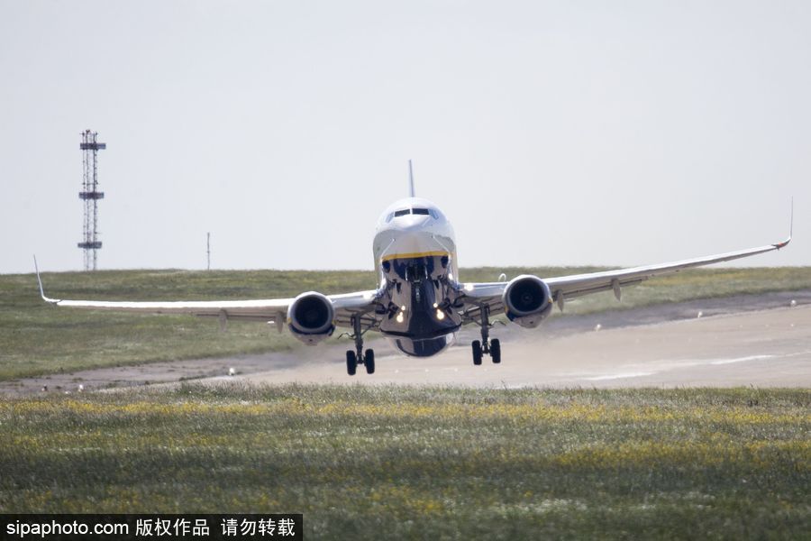 英國(guó)利茲遭遇大風(fēng) 飛機(jī)在狂風(fēng)中“左搖右擺”艱難降落