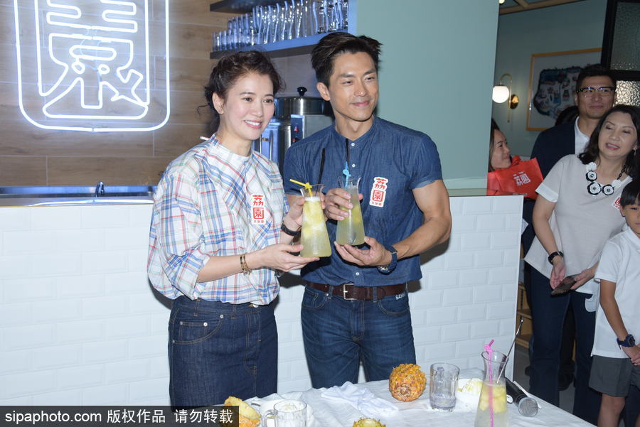 袁詠儀自曝去餐廳吃飯責(zé)罵老公兒子只顧玩手機(jī)