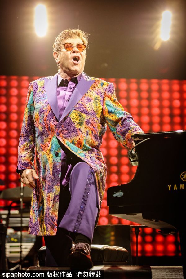 英國流行音樂藝術(shù)家艾爾頓·約翰演唱會 腳踩音響霸氣十足寶刀不老
