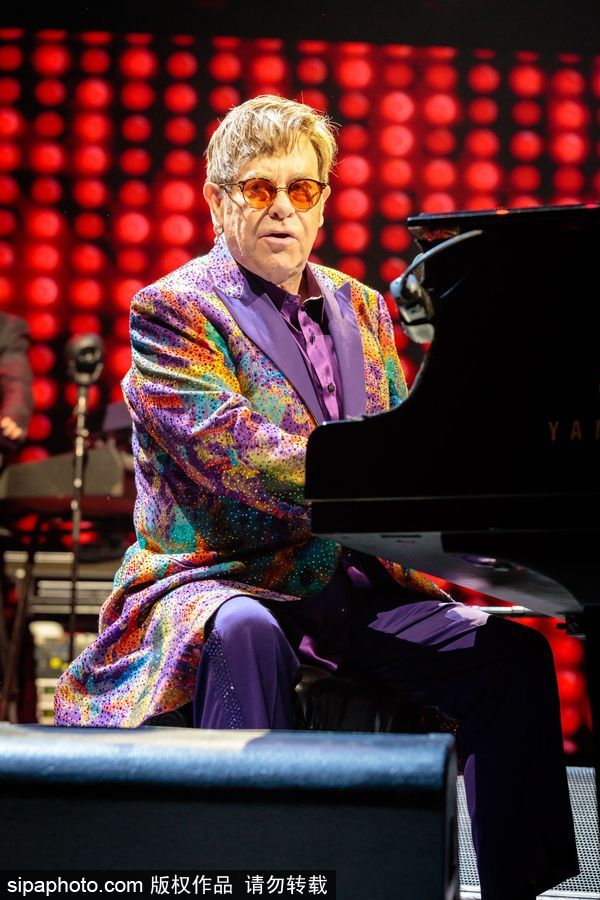 英國流行音樂藝術家艾爾頓·約翰演唱會 腳踩音響霸氣十足寶刀不老