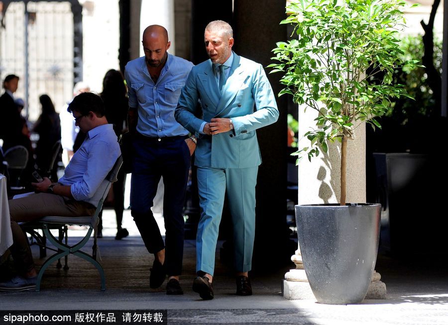 意大利名流拉普·艾爾坎恩出街 身著湖藍西裝吸睛滿點
