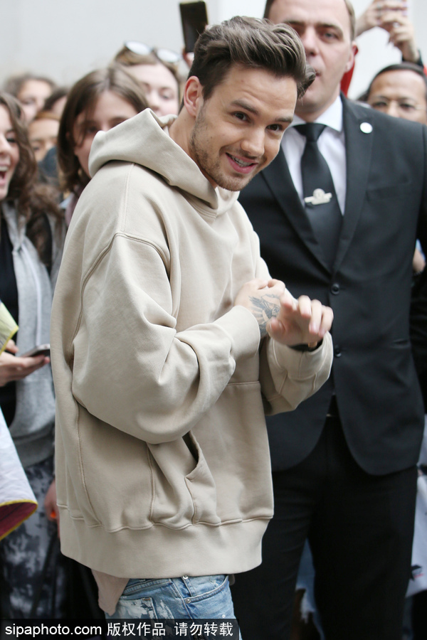 偶像男星利亞姆·佩恩出街被粉絲包圍 新手奶爸難脫稚氣