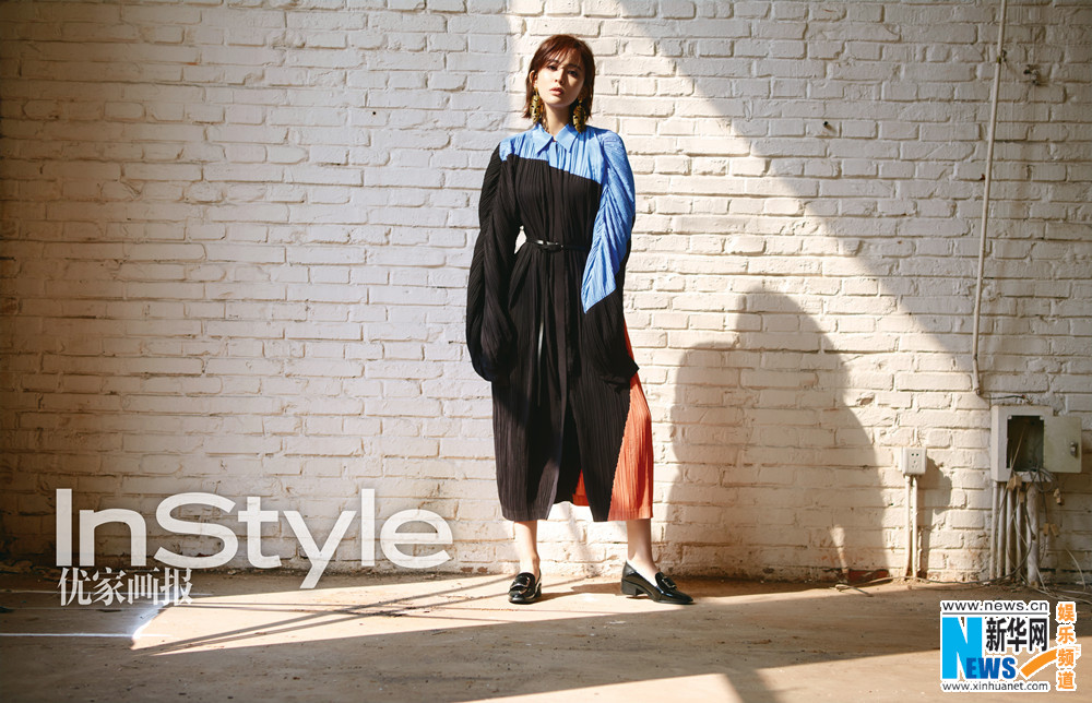 娜扎登封面盡顯自信魅力 演繹復古街頭時尚