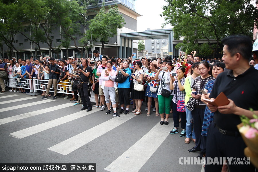 2017高考結束 北京四中考生輕松出考場笑容滿面