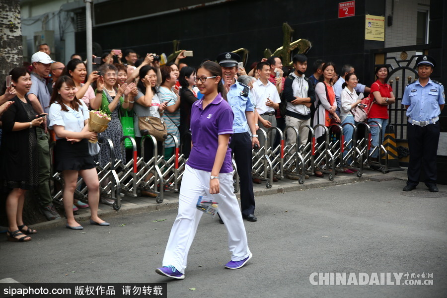 2017高考結(jié)束 北京四中考生輕松出考場笑容滿面
