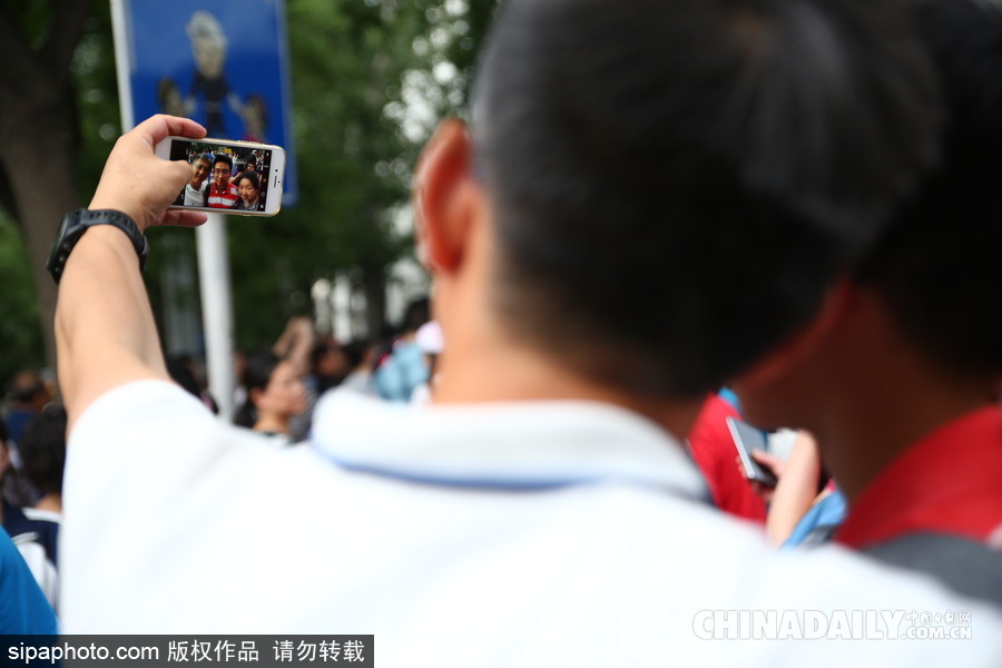 2017高考結(jié)束 北京四中考生輕松出考場(chǎng)笑容滿面