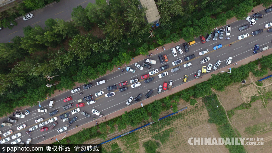 山東濱州：高考住宿生搬離宿舍場面 壯觀不輸春運