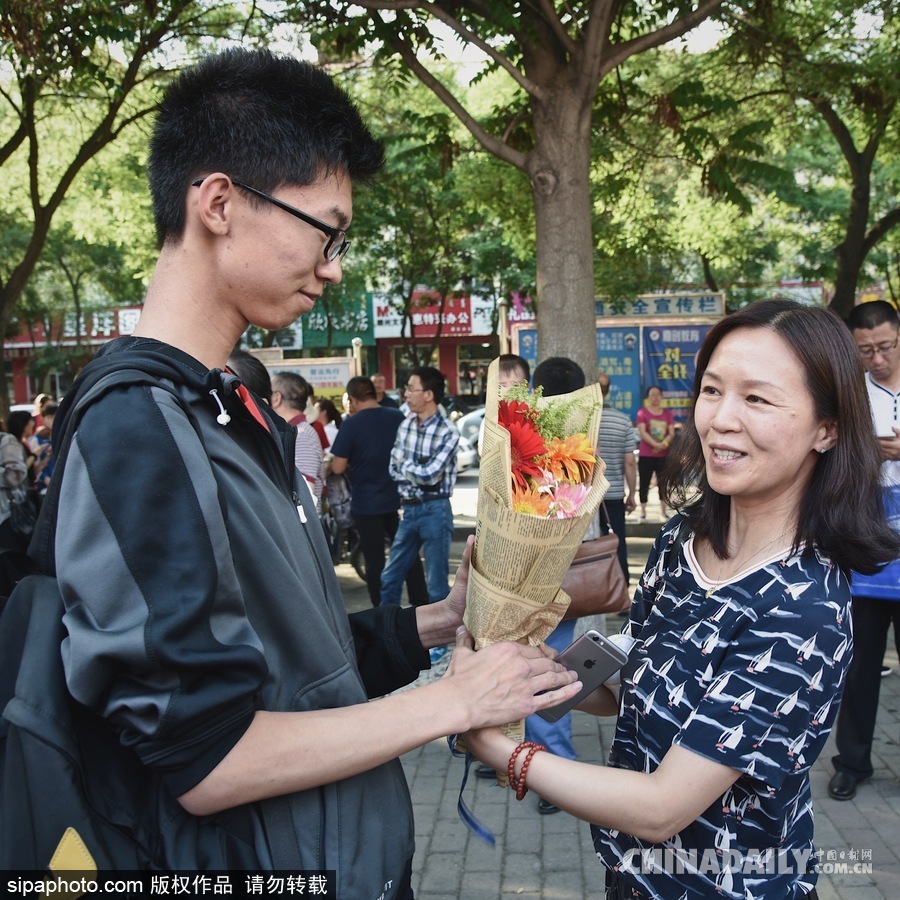 內(nèi)蒙古呼和浩特：等待與期盼 高考考場外表情萬象