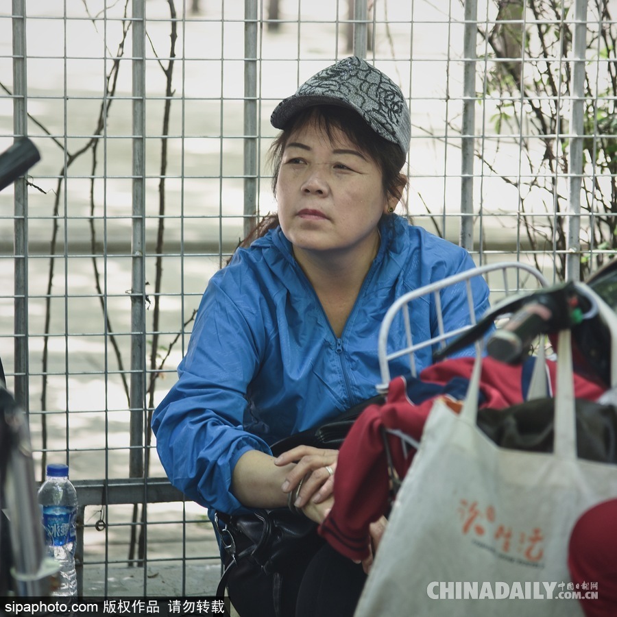 內(nèi)蒙古呼和浩特：等待與期盼 高考考場(chǎng)外表情萬(wàn)象