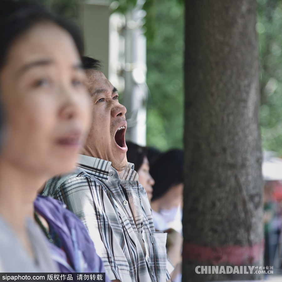 內蒙古呼和浩特：等待與期盼 高考考場外表情萬象