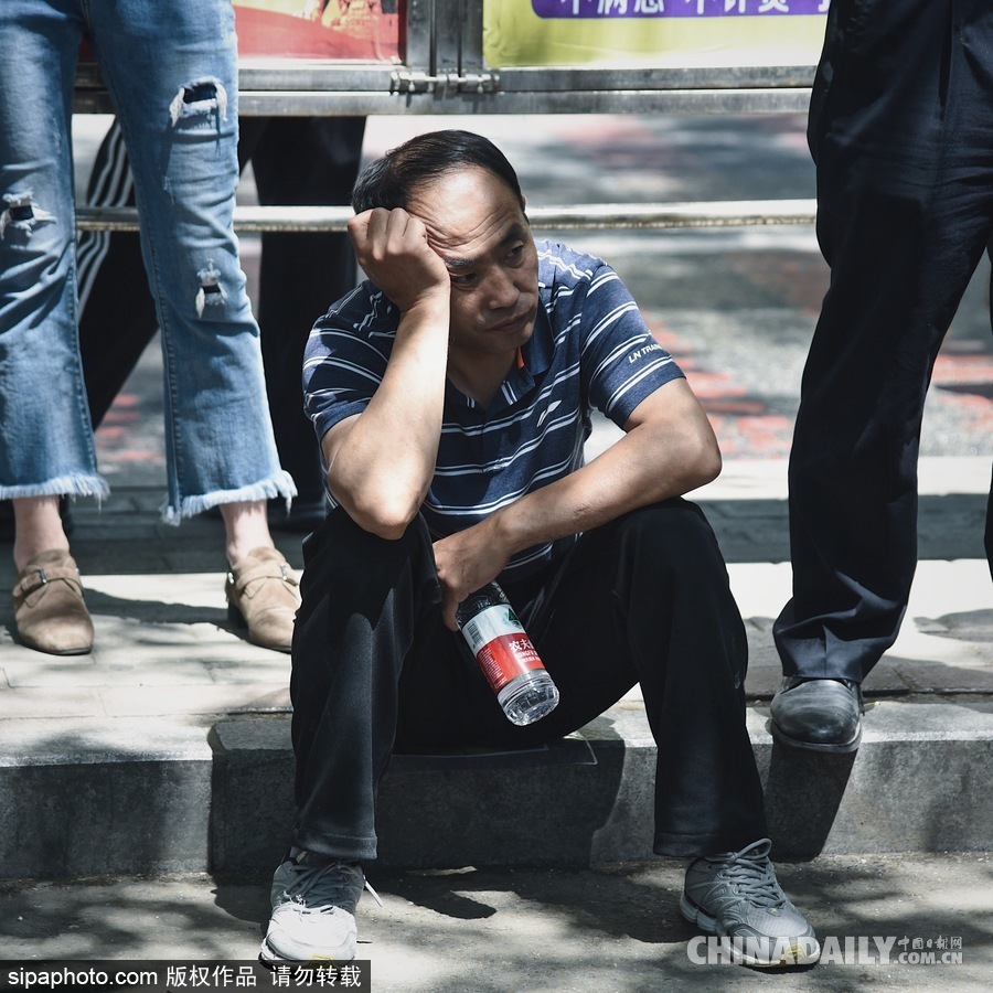 內(nèi)蒙古呼和浩特：等待與期盼 高考考場(chǎng)外表情萬(wàn)象