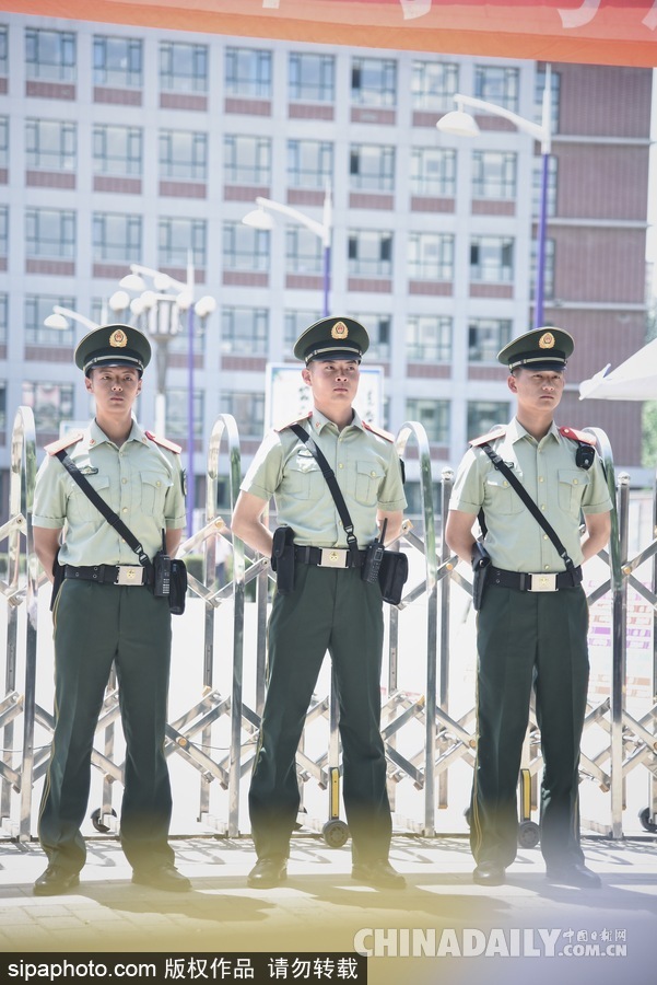 內(nèi)蒙古呼和浩特：等待與期盼 高考考場外表情萬象