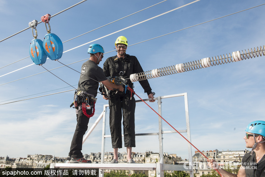 不僅是游泳冠軍更是溜索高手 法國游泳名將拉庫爾埃菲爾鐵塔上演空中溜索