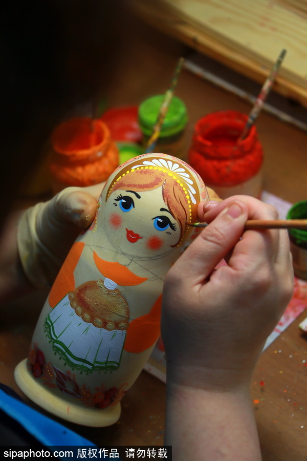 俄羅斯手工藝品廠 能工巧匠制作彩繪木制品