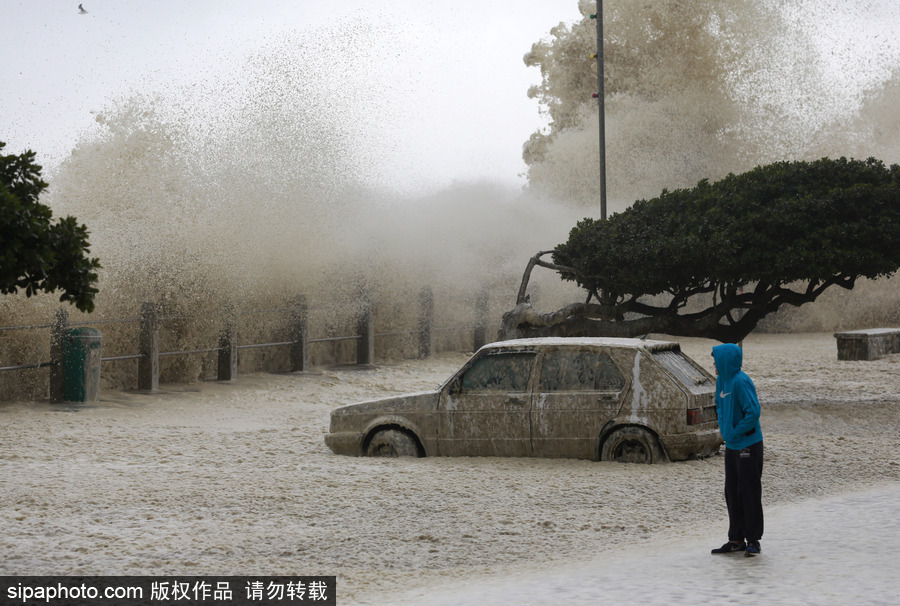 南非遭風暴襲擊 大風掀巨浪席卷街道