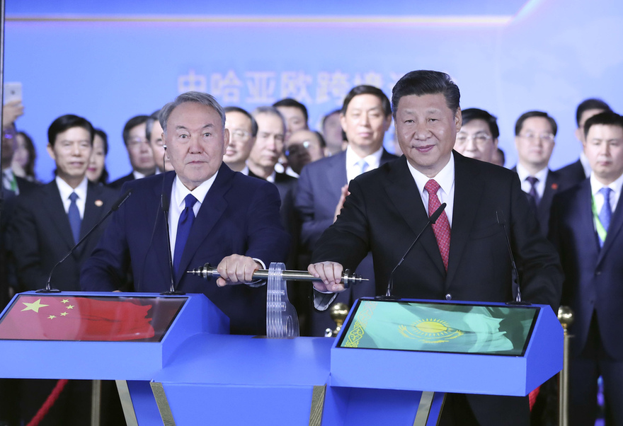 習近平同哈薩克斯坦總統(tǒng)納扎爾巴耶夫共同參觀阿斯塔納專項世博會中國國家館 并出席中哈亞歐跨境運輸視頻連線儀式