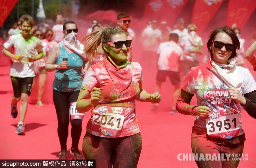 莫斯科彩色跑活力開(kāi)跑 眾選手置身紅色海洋放飛自我