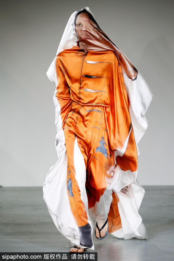 2018倫敦男裝周春夏 詭異人臉頭紗設計略顯驚悚