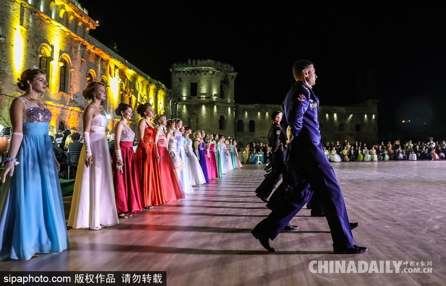 俄羅斯塞瓦斯托波爾軍官舞會 似“王子公主”高貴優雅