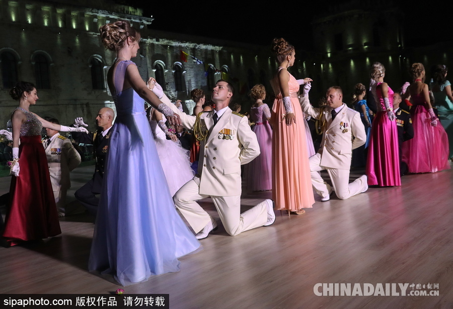 俄羅斯塞瓦斯托波爾軍官舞會 似“王子公主”高貴優雅