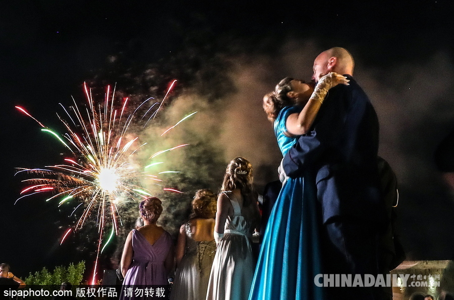 俄羅斯塞瓦斯托波爾軍官舞會 似“王子公主”高貴優雅