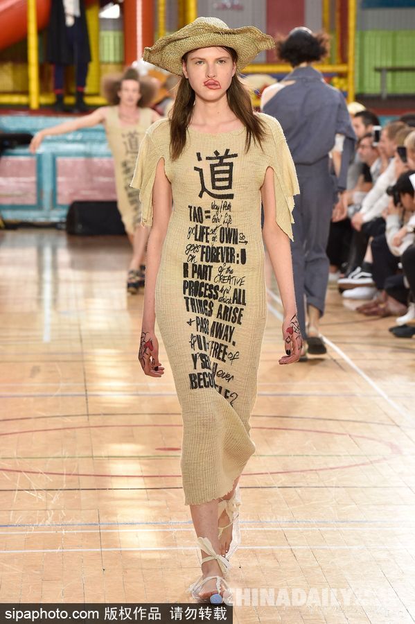 喝完的飲料瓶不要扔 可以踩在腳下當(dāng)鞋穿！