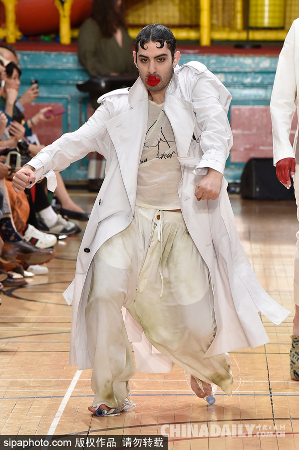 喝完的飲料瓶不要扔 可以踩在腳下當(dāng)鞋穿！