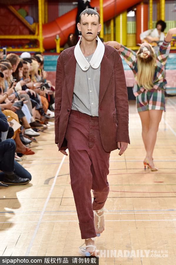 喝完的飲料瓶不要扔 可以踩在腳下當鞋穿！