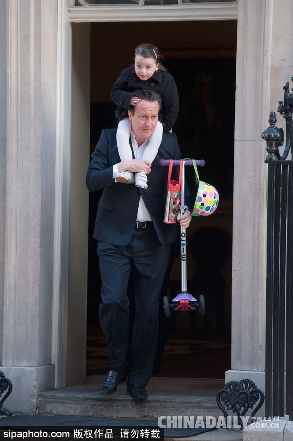 從一本正經(jīng)到逗趣可愛 盤點(diǎn)政界王室老爸與兒女的相處之道